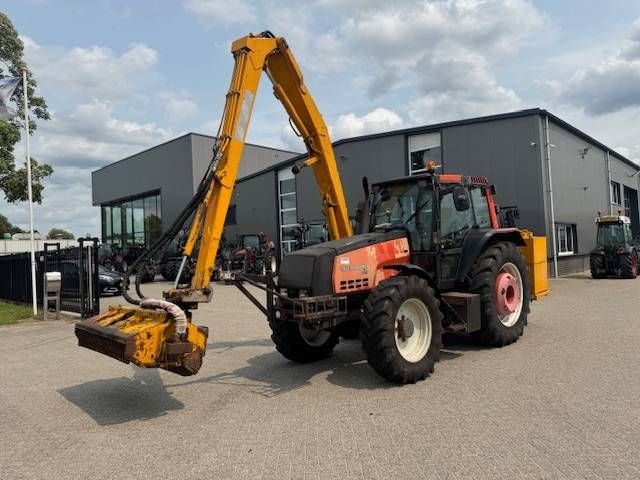 Valtra 8150 hitech met Bos maaiarm met klepelmaaier