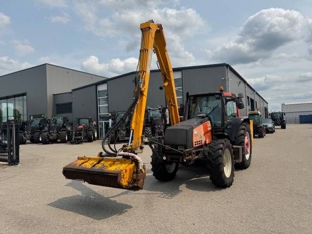 Valtra 8150 hitech met Bos maaiarm met klepelmaaier