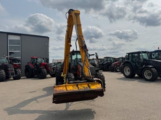 Valtra 8150 hitech met Bos maaiarm met klepelmaaier