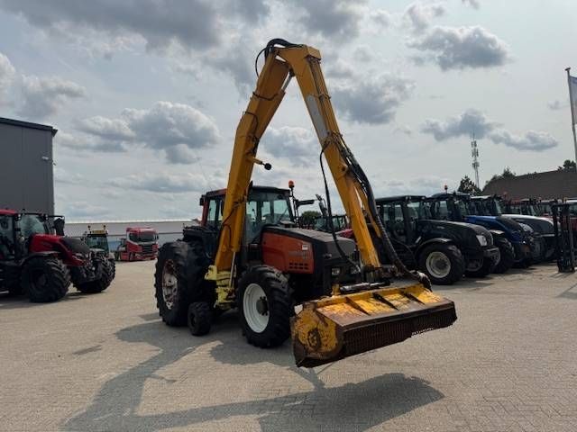 Valtra 8150 hitech met Bos maaiarm met klepelmaaier