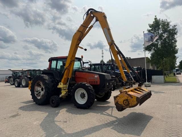 Valtra 8150 hitech met Bos maaiarm met klepelmaaier