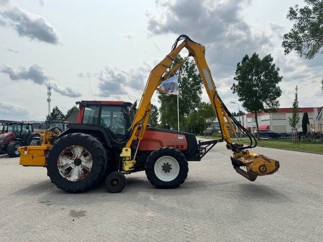 Valtra 8150 hitech met Bos maaiarm met klepelmaaier