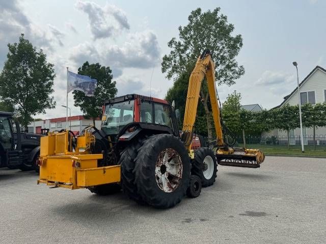 Valtra 8150 hitech met Bos maaiarm met klepelmaaier