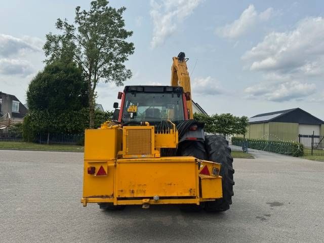 Valtra 8150 hitech met Bos maaiarm met klepelmaaier