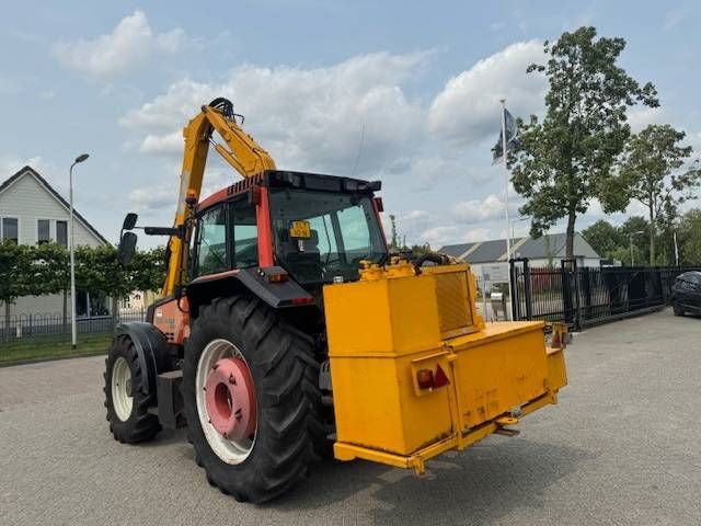 Valtra 8150 hitech met Bos maaiarm met klepelmaaier