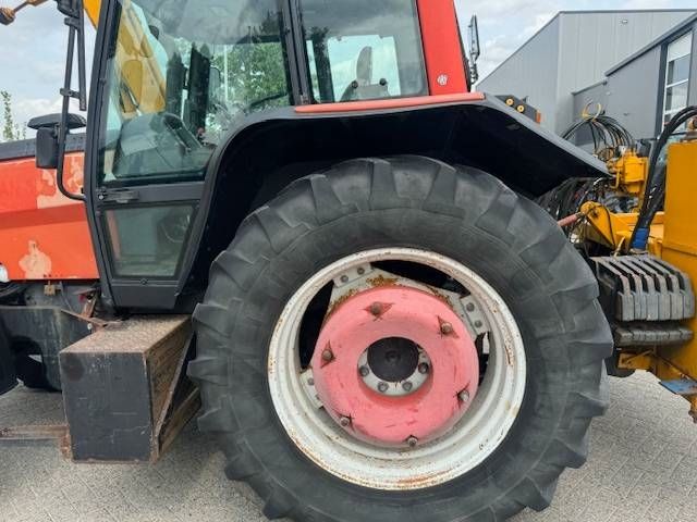 Valtra 8150 hitech met Bos maaiarm met klepelmaaier
