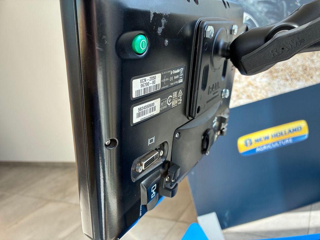 Trimble XCN 2050 + Nav III + AG25 + TM200 GPS Systeem