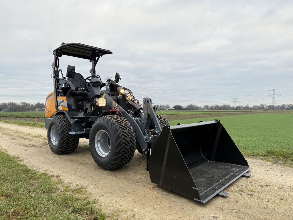 Giant G2700 X-TRA HD+ minishovel 2025 incl bak en vorken!