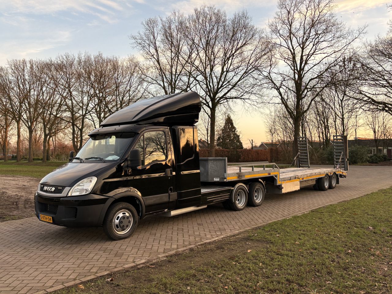 Be trekker Iveco Daily 50C17 - be oplegger Jeeb-as semi dieplad