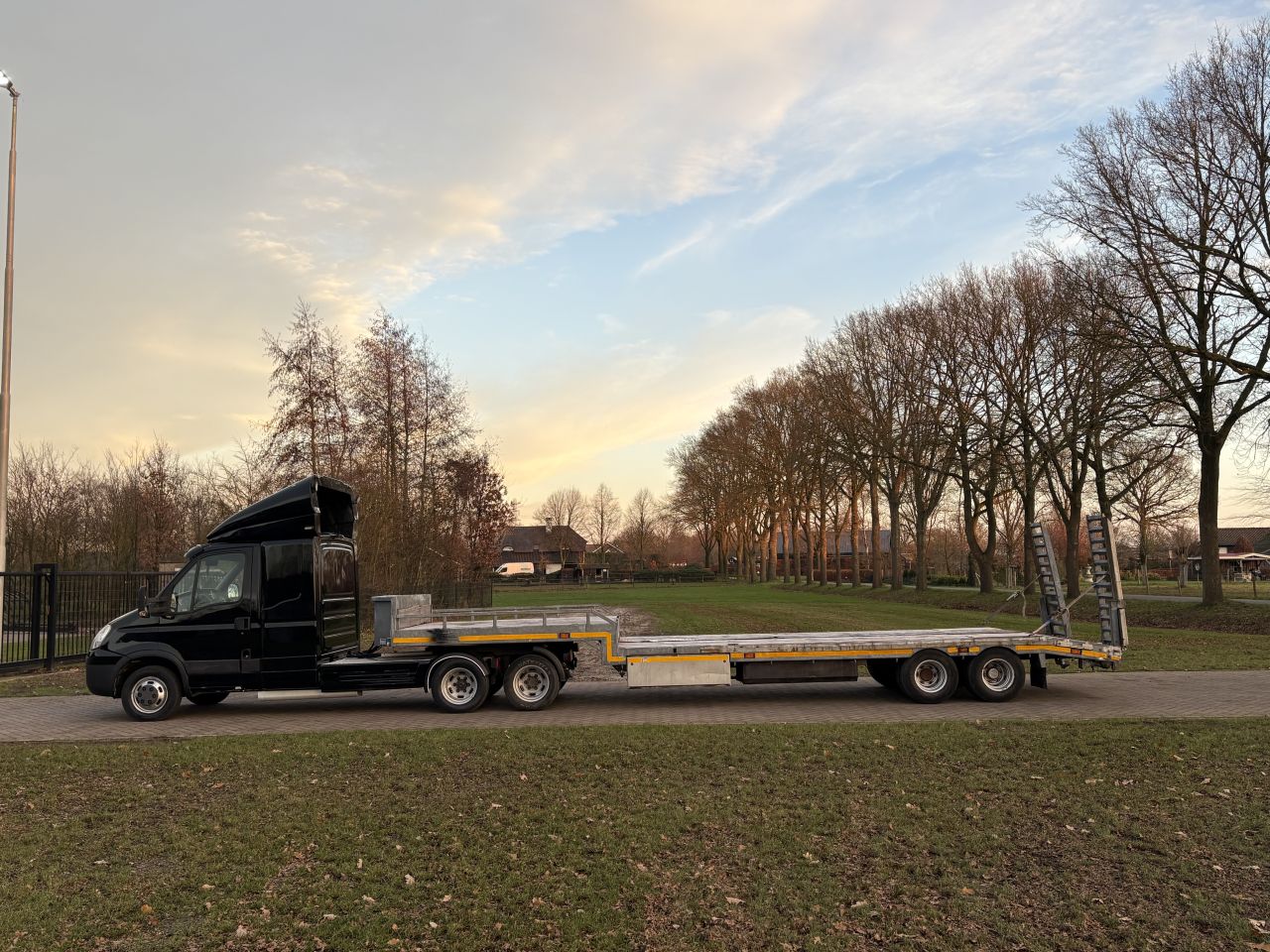 Be trekker Iveco Daily 50C17 - be oplegger Jeeb-as semi dieplad