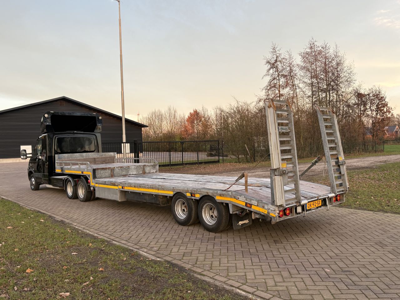 Be trekker Iveco Daily 50C17 - be oplegger Jeeb-as semi dieplad