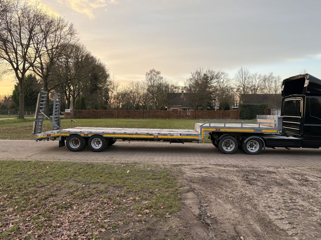 Be trekker Iveco Daily 50C17 - be oplegger Jeeb-as semi dieplad