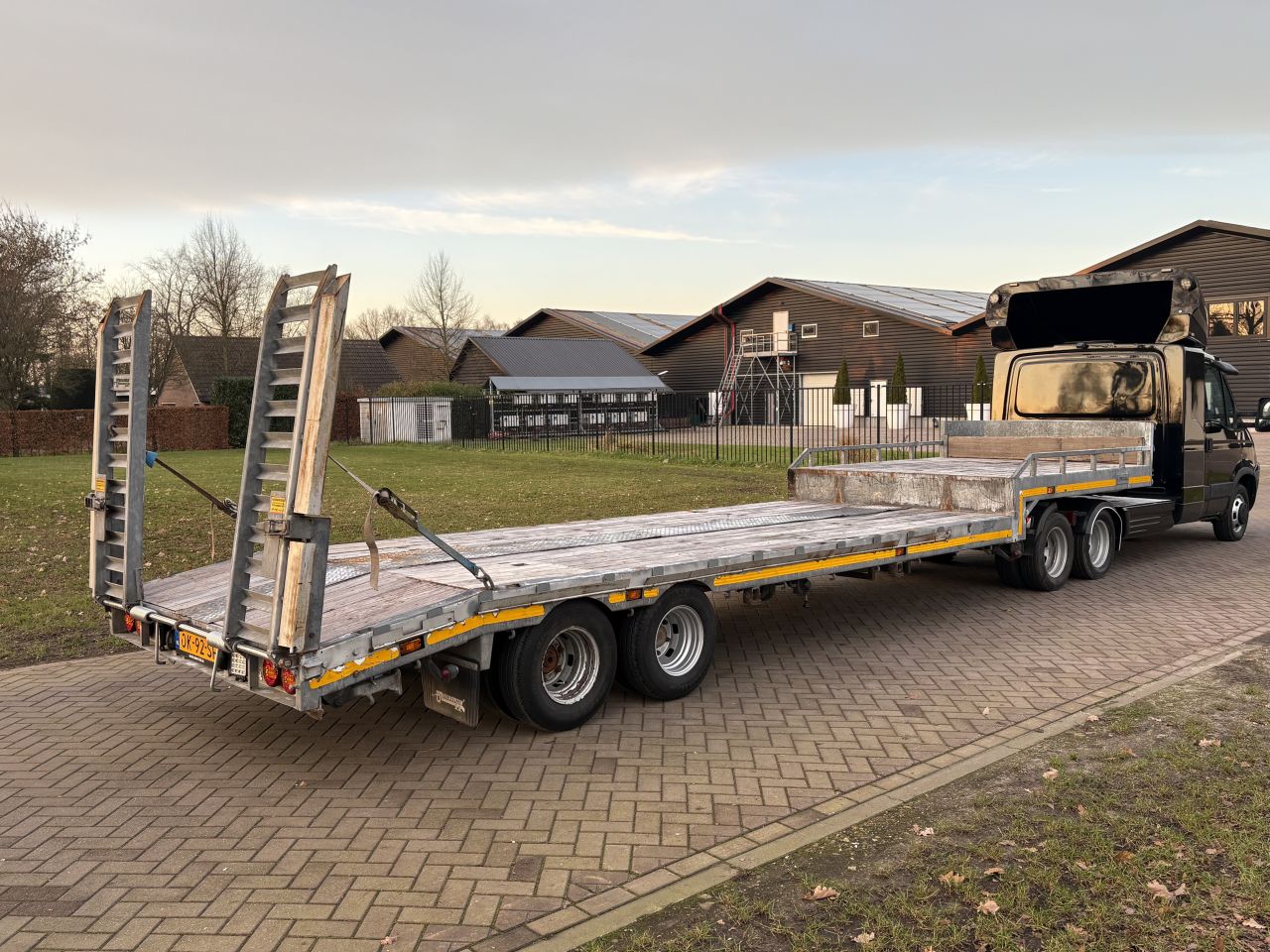 Be trekker Iveco Daily 50C17 - be oplegger Jeeb-as semi dieplad