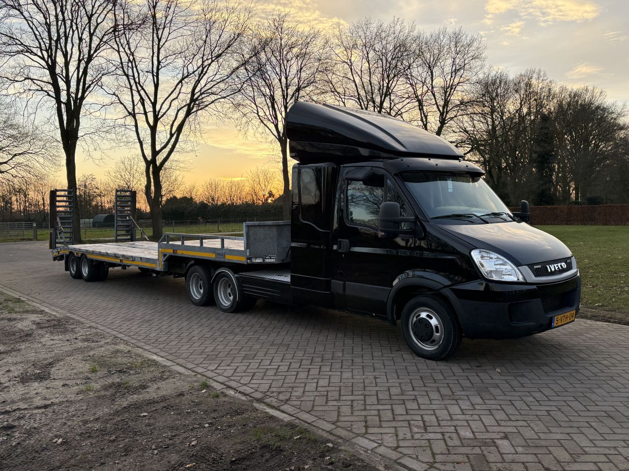 Be trekker Iveco Daily 50C17 - be oplegger Jeeb-as semi dieplad
