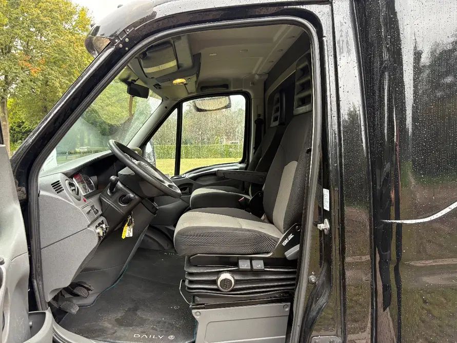 Be trekker Iveco Daily 50C17 - be oplegger Jeeb-as semi dieplad