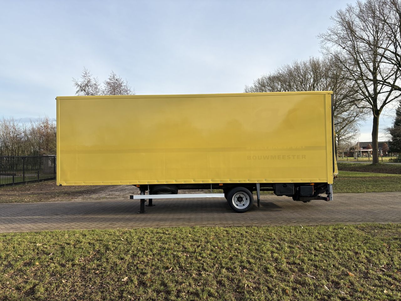 Be oplegger 7.5 TON GESLOTEN VELDHUIZEN met laadklep 1500 kg