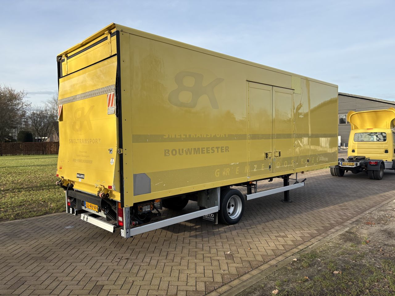 Be oplegger 7.5 TON GESLOTEN VELDHUIZEN met laadklep 1500 kg