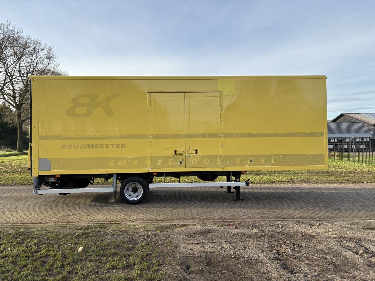 Be oplegger 7.5 TON GESLOTEN VELDHUIZEN met laadklep 1500 kg