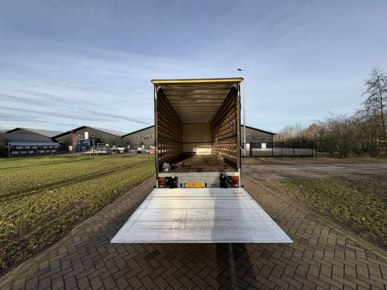 Be oplegger 7.5 TON GESLOTEN VELDHUIZEN met laadklep 1500 kg