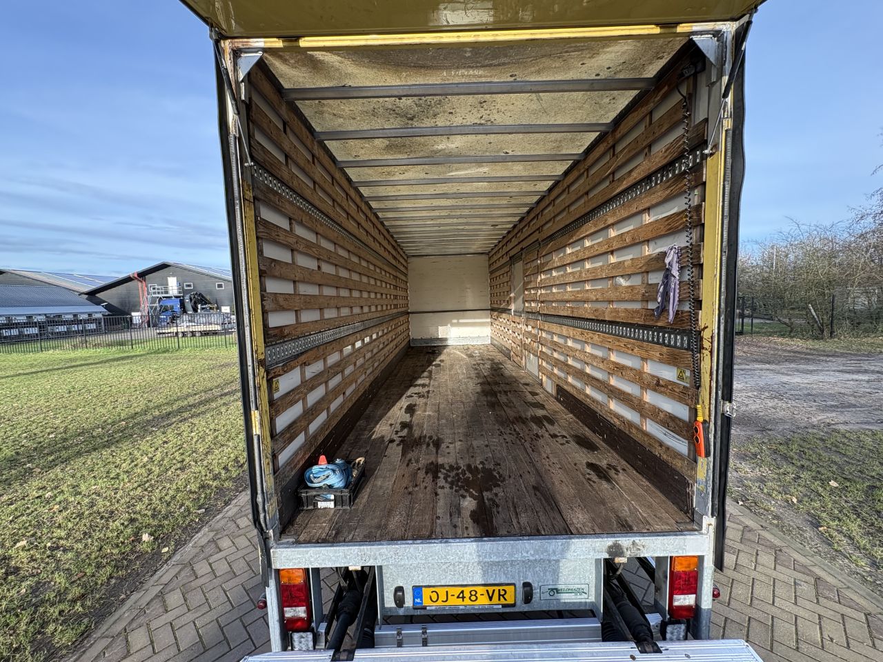 Be oplegger 7.5 TON GESLOTEN VELDHUIZEN met laadklep 1500 kg