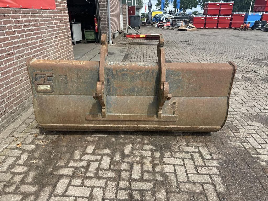 CW 40 grading bucket