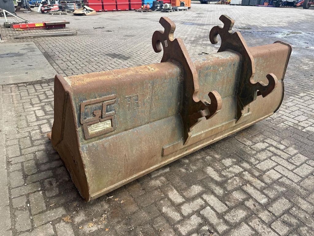 CW 40 grading bucket