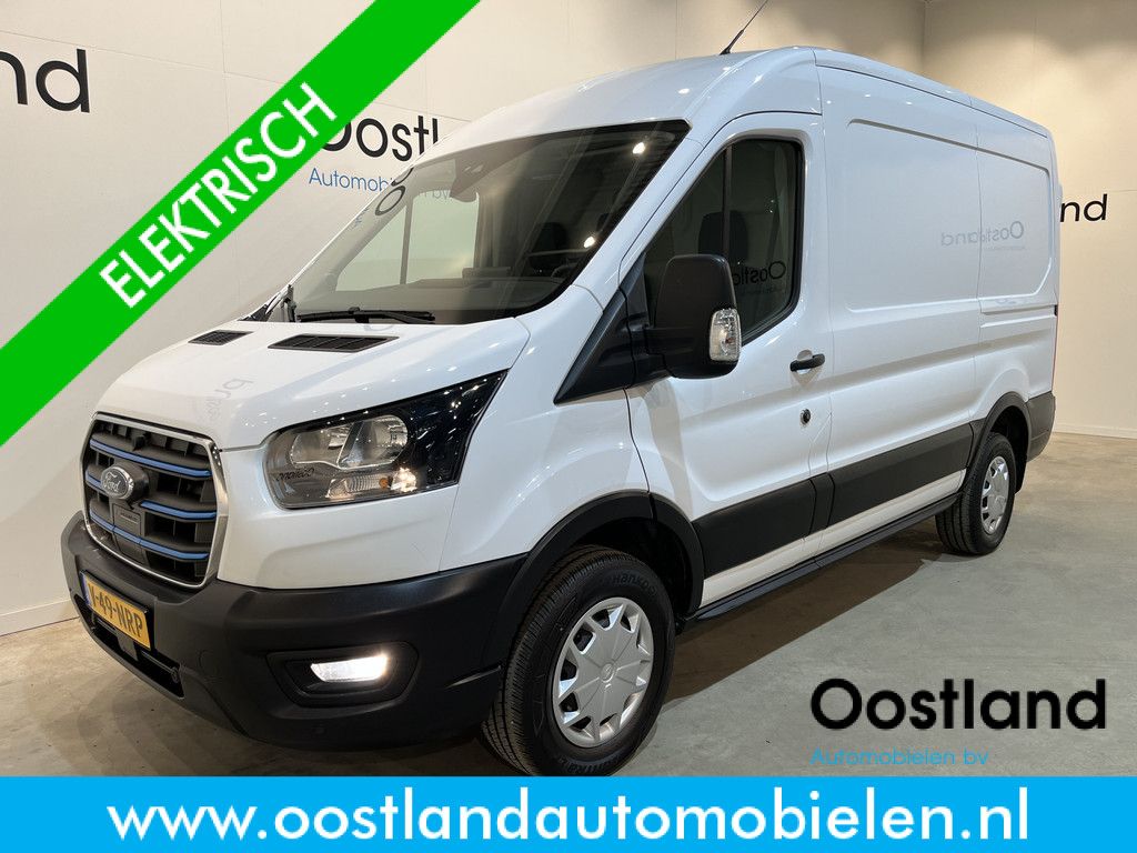 Ford E-Transit 350 L2H2 Trend 68 kWh 184 PK / 100% Elektrisch !! / Airco / Cruise Control / CarPlay / Camera / Navigatie / 3-Zits / 12.200 KM !!
