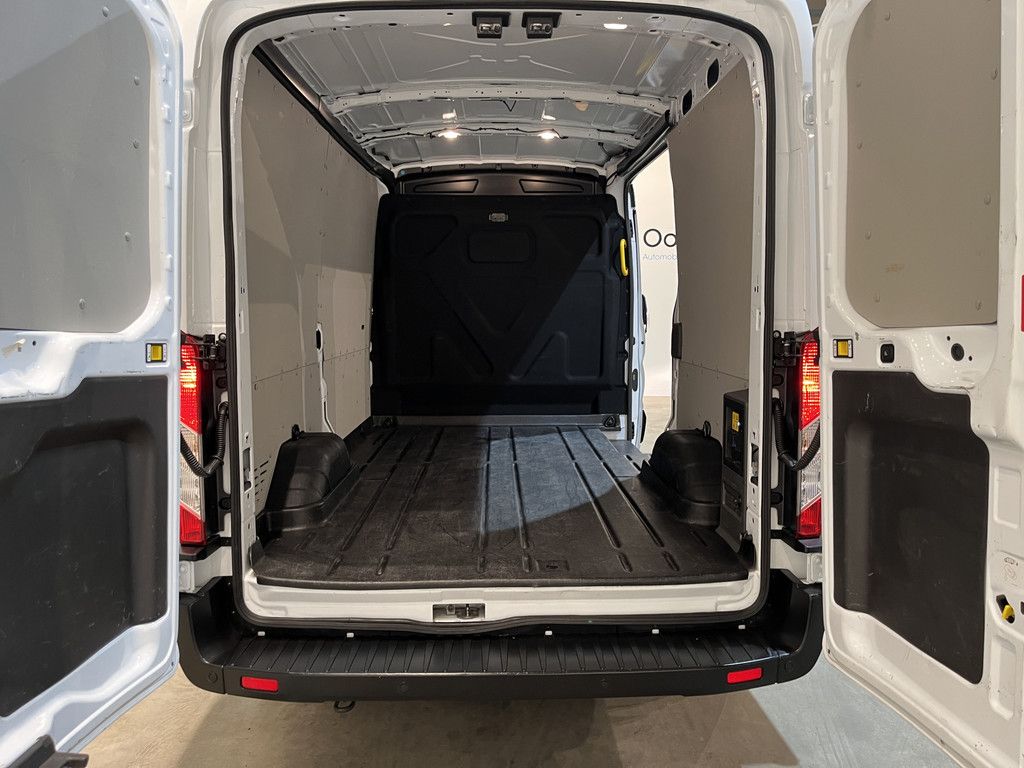 Ford E-Transit 350 L2H2 Trend 68 kWh 184 PK / 100% Elektrisch !! / Airco / Cruise Control / CarPlay / Camera / Navigatie / 3-Zits / 12.200 KM !!