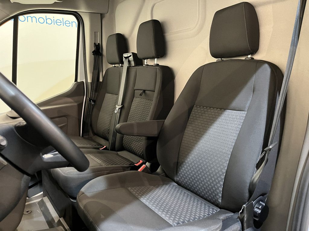 Ford E-Transit 350 L2H2 Trend 68 kWh 184 PK / 100% Elektrisch !! / Airco / Cruise Control / CarPlay / Camera / Navigatie / 3-Zits / 12.200 KM !!