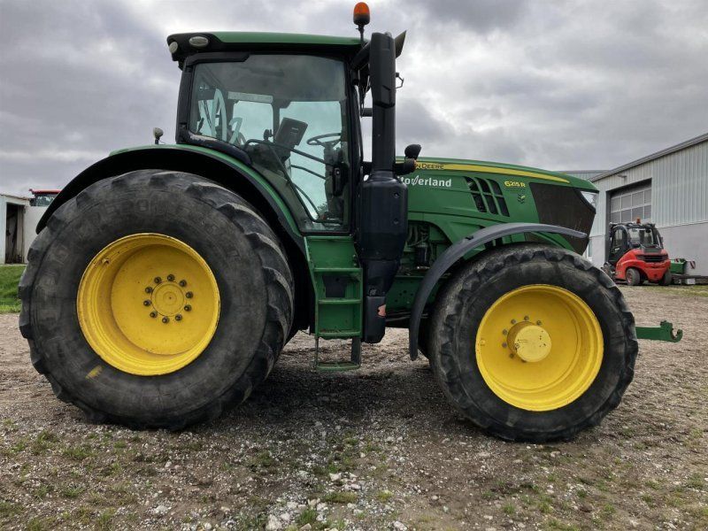 John Deere 6215R