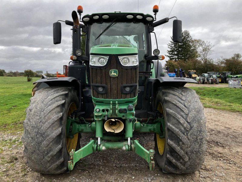John Deere 6215R