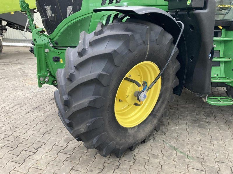 John Deere 6215R