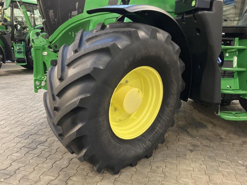 John Deere 6R 215