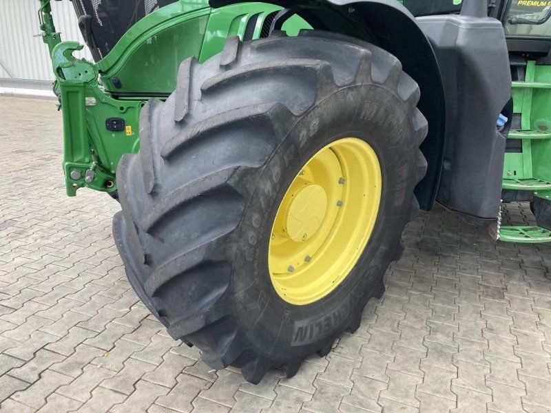 John Deere 6215R