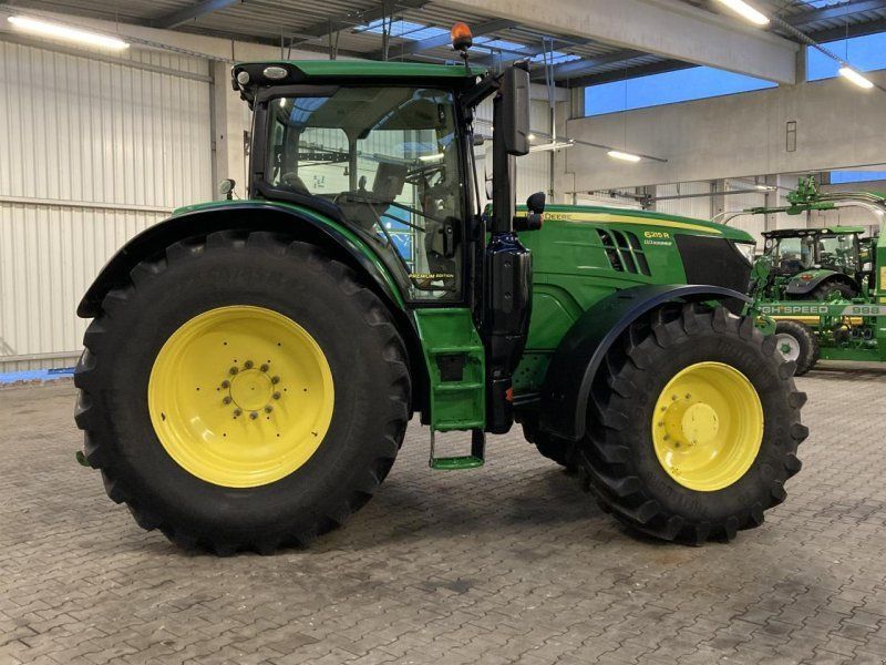 John Deere 6215R