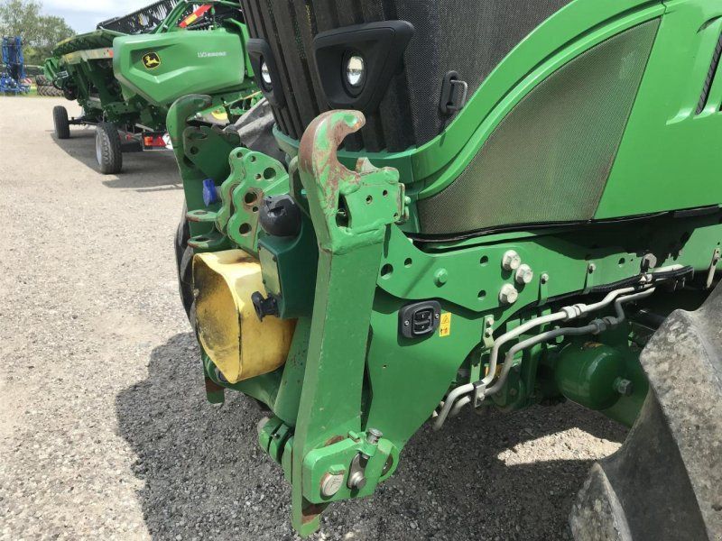 John Deere 6215R