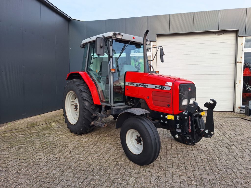 Massey Ferguson 4235