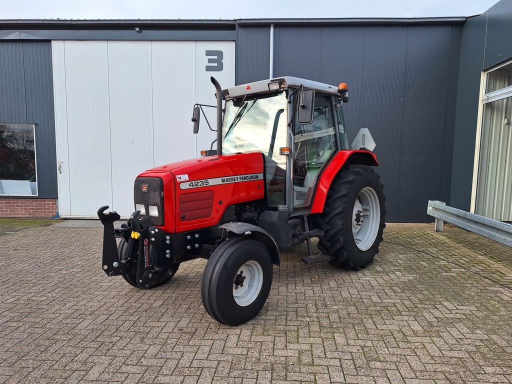Massey Ferguson 4235