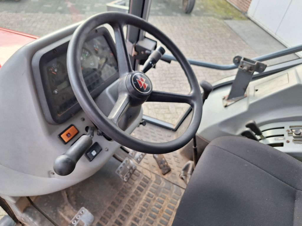 Massey Ferguson 4235