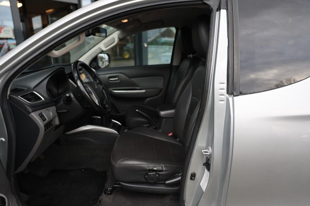 Mitsubishi L200 2.4 DI-D CLUB CAB INTENCE 4WD VAN