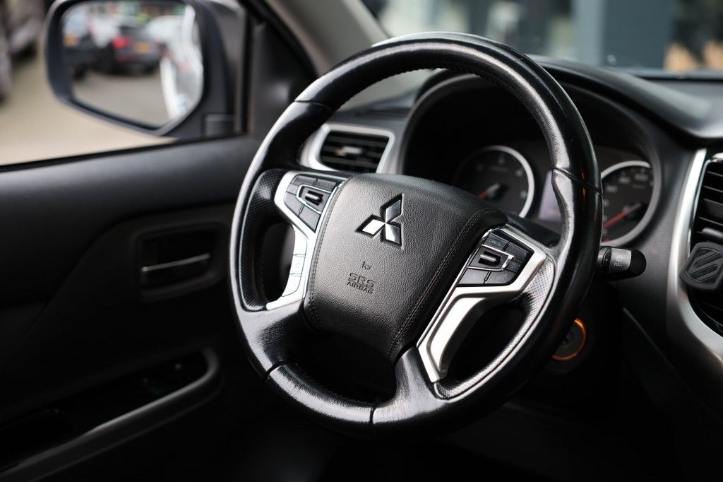 Mitsubishi L200 2.4 DI-D CLUB CAB INTENCE 4WD VAN