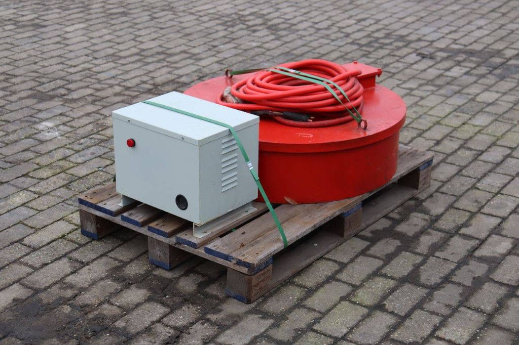 Magnet with transformer