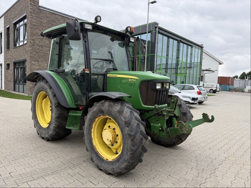 John Deere 5075E