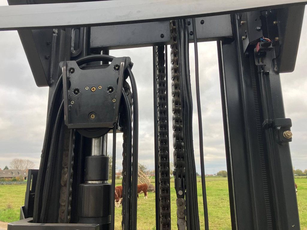 Fenwick-Linde R14-01 Electric Reach Truck 1400kg 2014