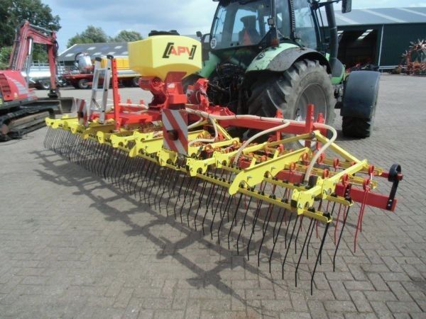 Doorzaaimachine spring tine harrow
