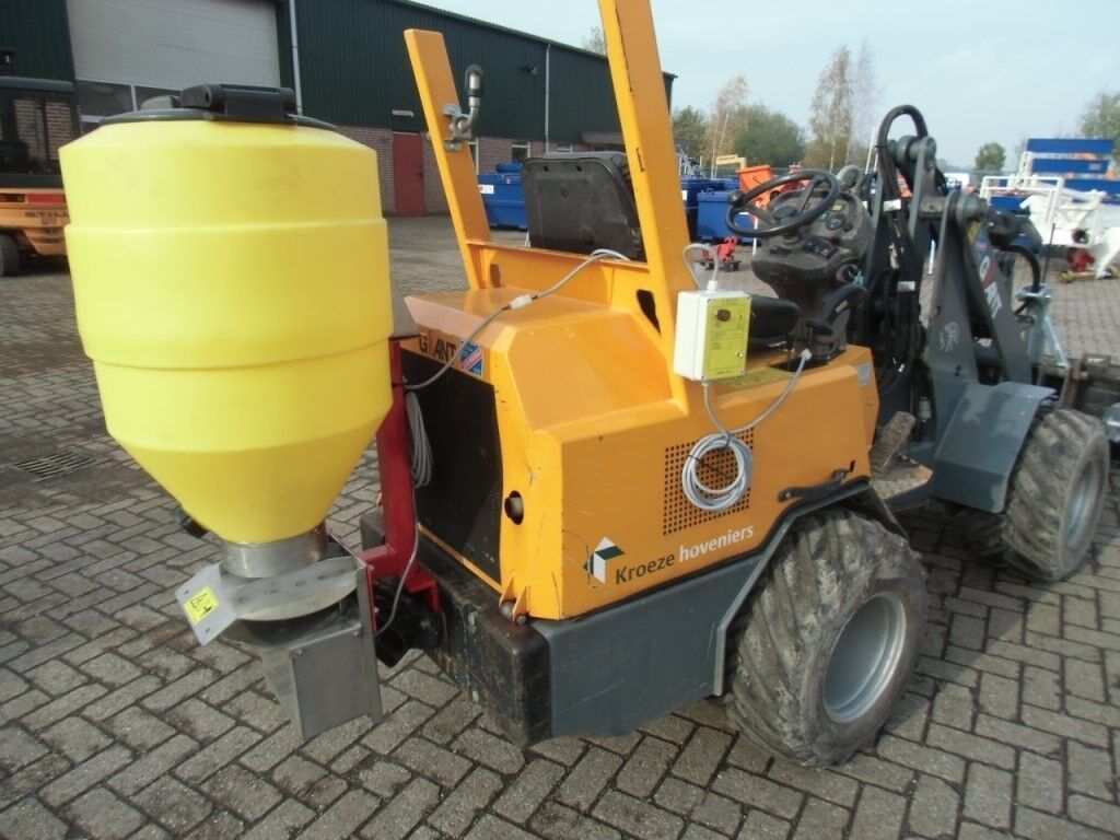 Combi en zoutstrooier snow removal machine