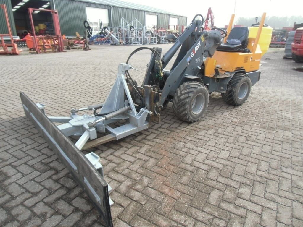 Combi en zoutstrooier snow removal machine