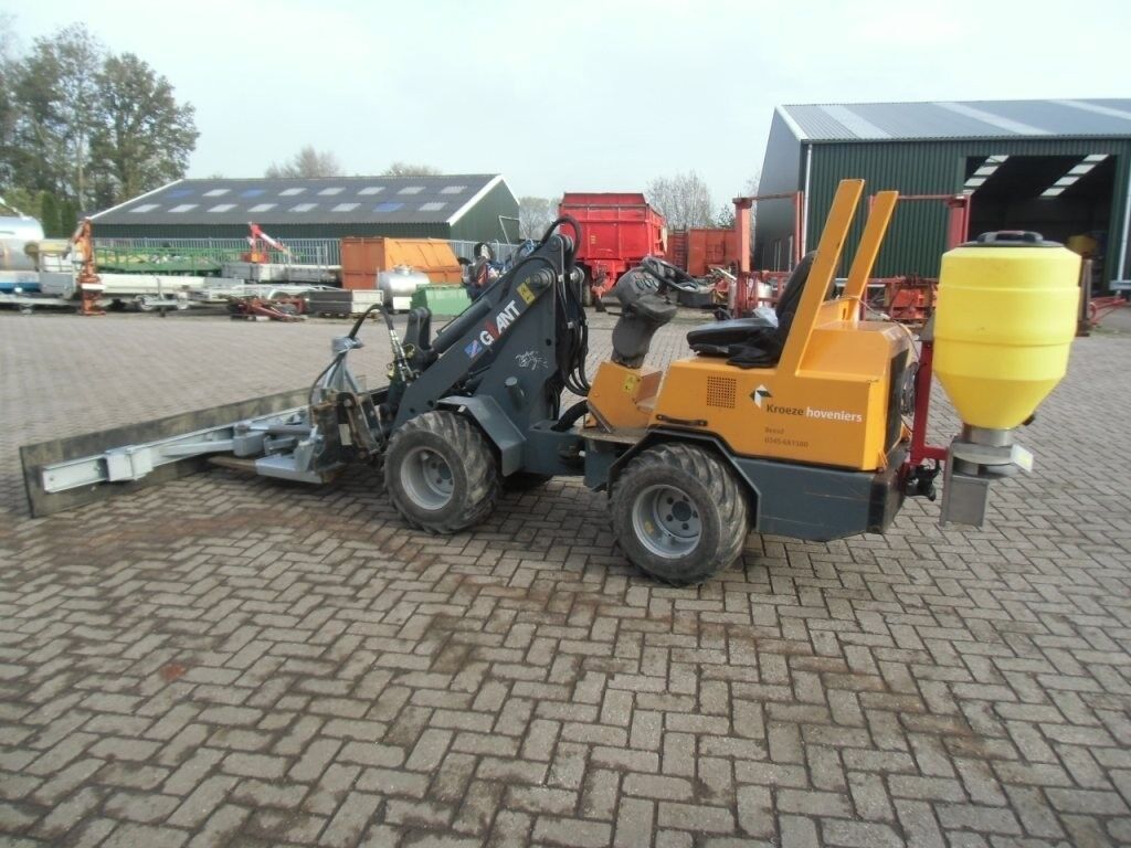 Combi en zoutstrooier snow removal machine
