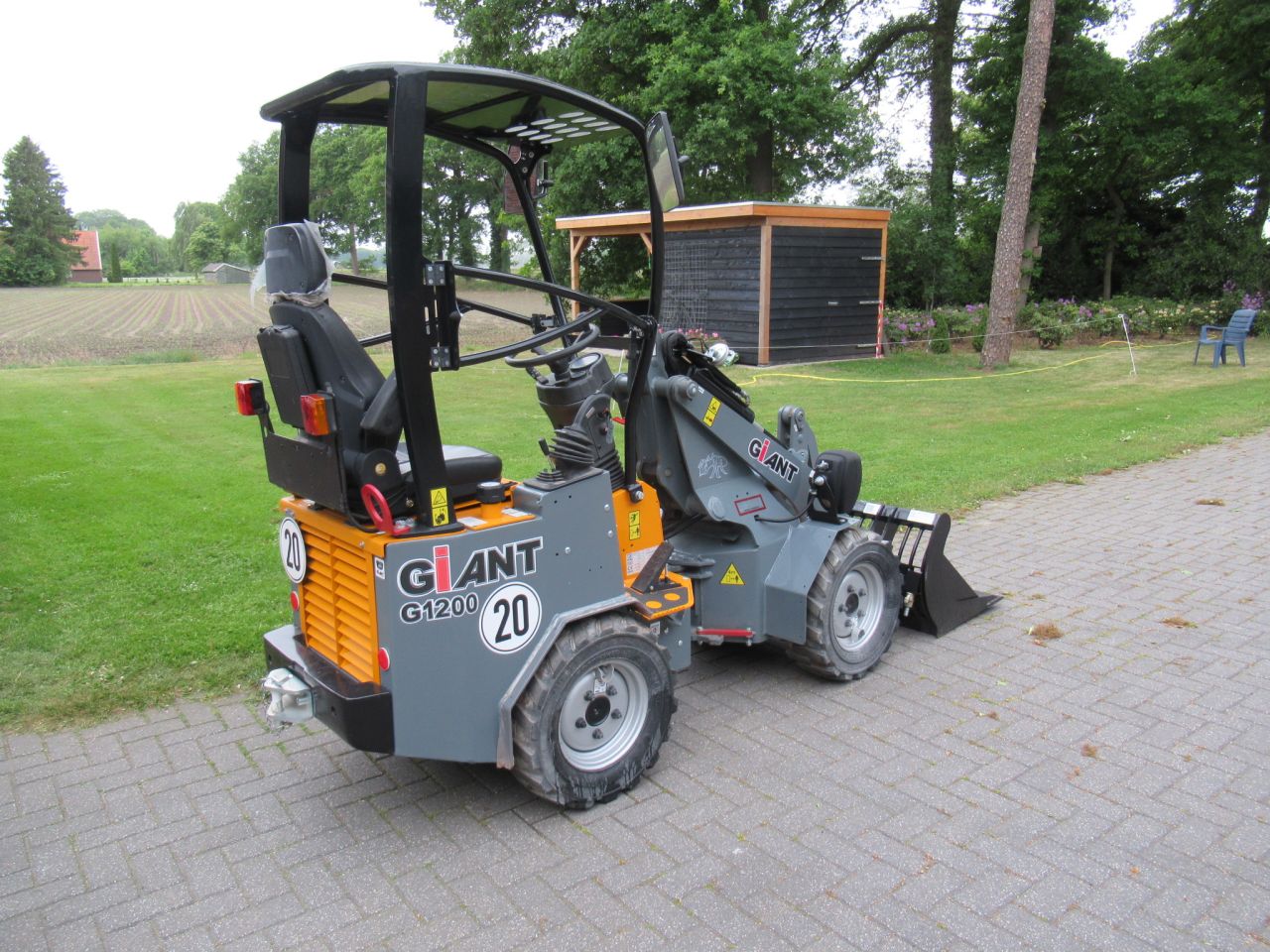 DEMO GIANT 1200 4X4 MINI SHOVEL - LOADER