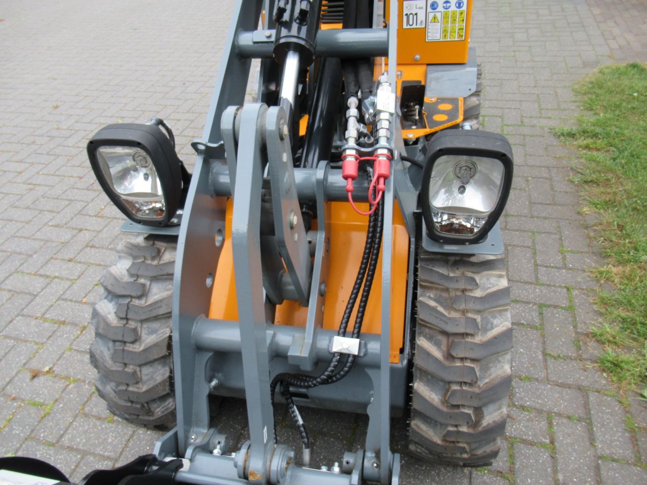 DEMO GIANT 1200 4X4 MINI SHOVEL - LOADER
